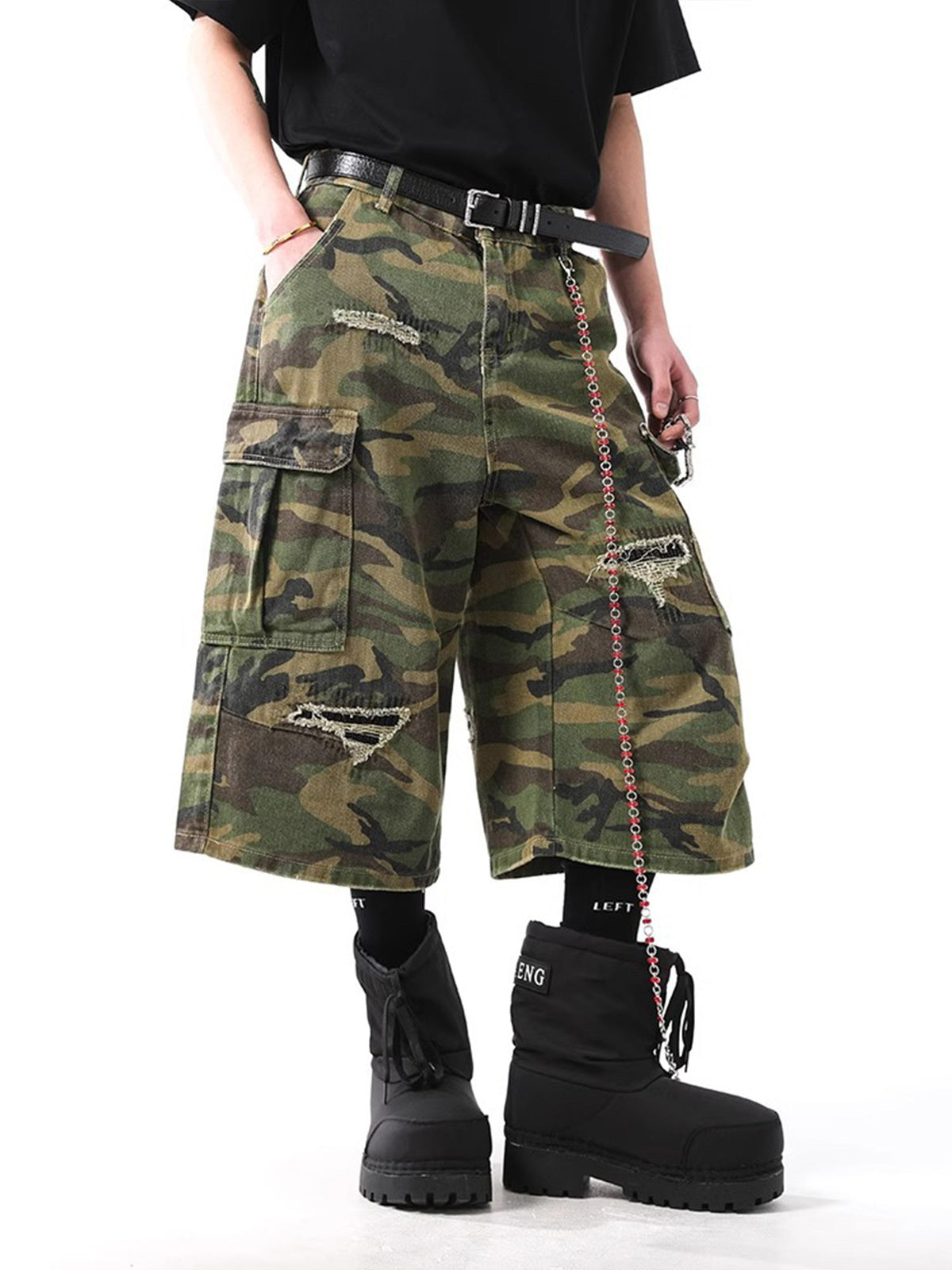 Camouflage Cargo Shorts with Distressed Details – Multi-Pocket Urban Streetwear for Spring and Summer